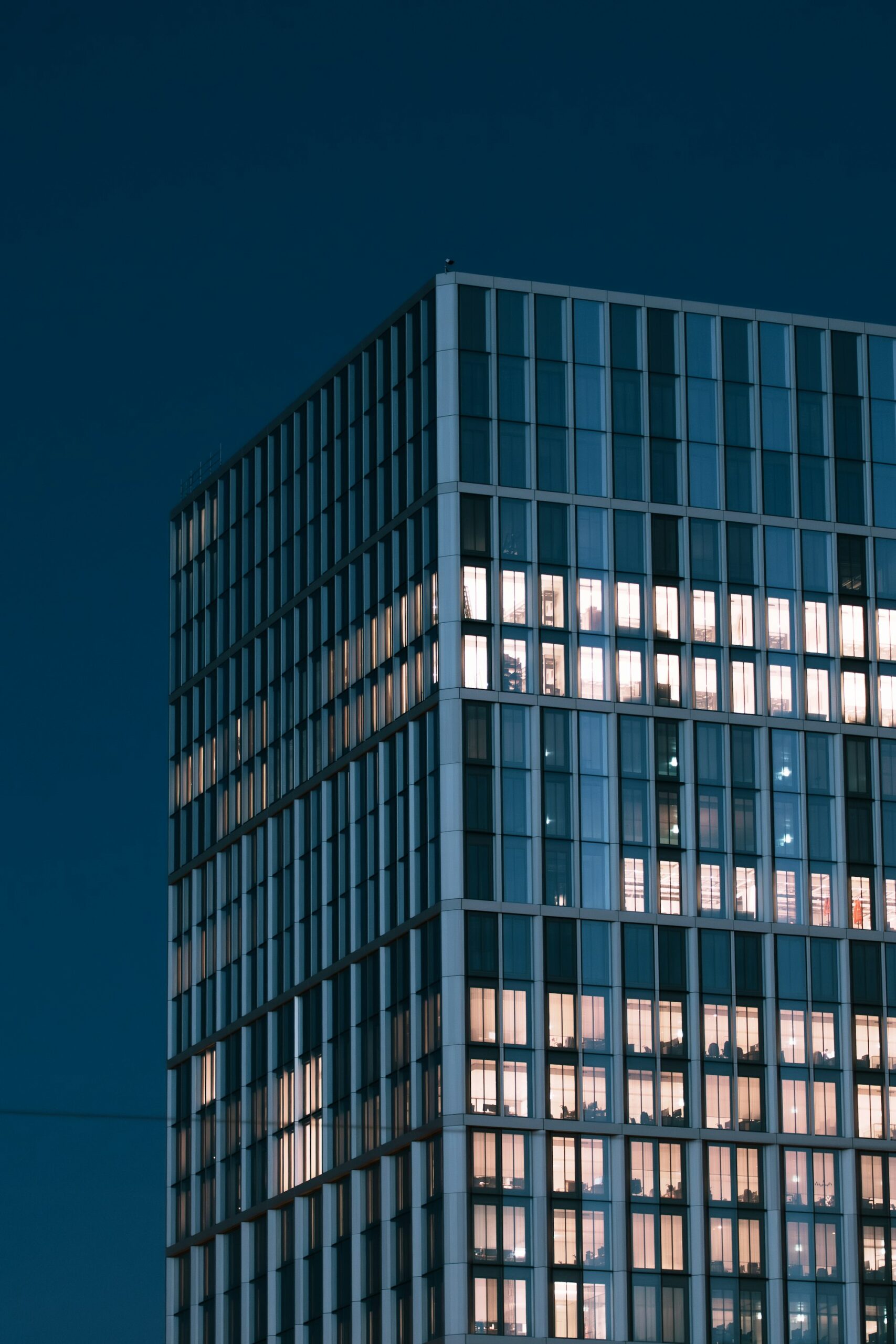 Edificio direzionale in vetro al crepuscolo