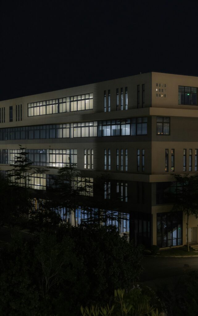Edificio moderno per uffici illuminato