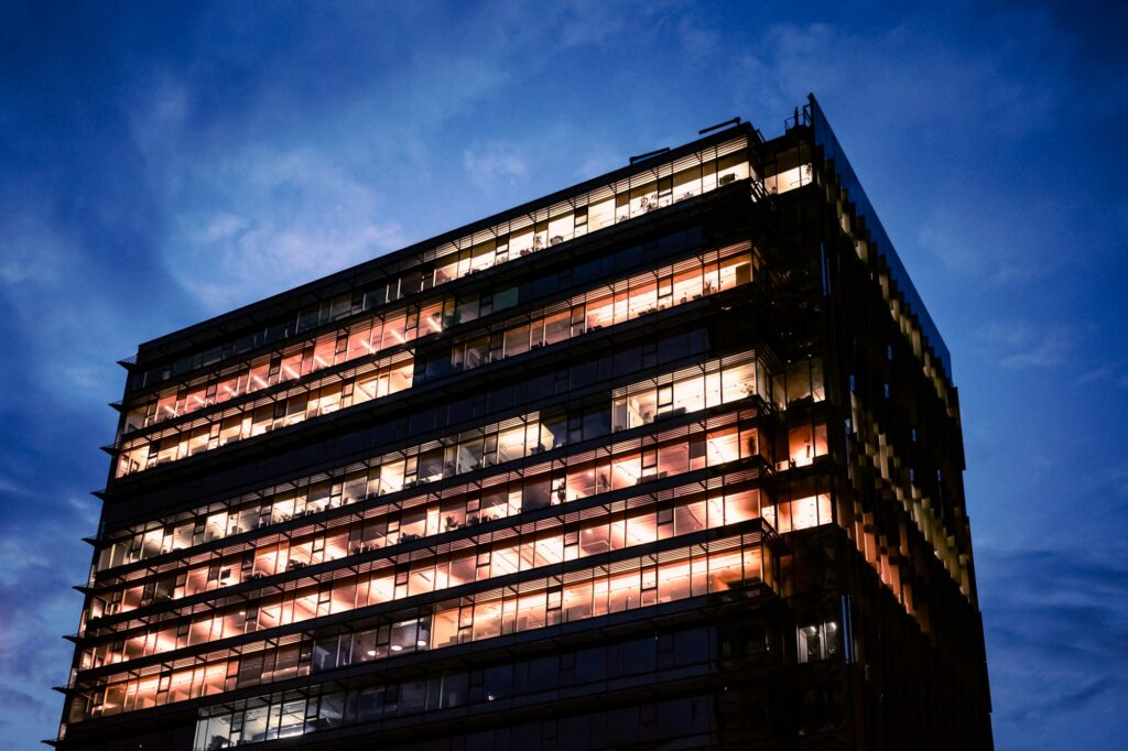 Edificio direzionale illuminato al tramonto